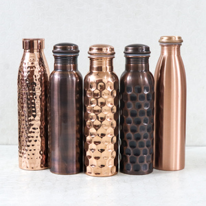 Bouteille d'eau 100% cuivre pur, magnifique vaisselle artisanale en plastique avec bienfaits pour la santé selon l'Ayurveda - Product Image 4