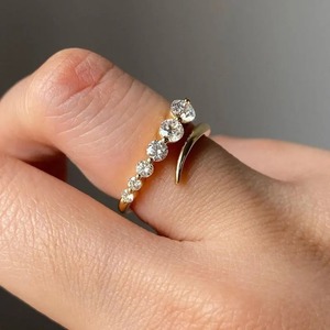 Anillo de compromiso de diamante de punta abierta, banda minimalista de oro de 14K, anillo apilable ajustable para ella, con engaste de burbuja compartido ajustable. - Product Image 2