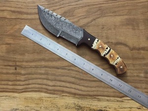 Cuchillo de caza y camping hecho a mano con filo dentado, de acero de Damasco, mango de hueso y madera, funda de cuero, OEM/ODM disponible - Product Image 2