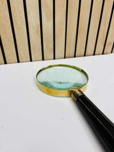 Lupa de Mano de Estilo Vintage de 4'' con Marco de Latón y Mango de Hueso (El Color del Mango Puede Variar) - Product Image 2