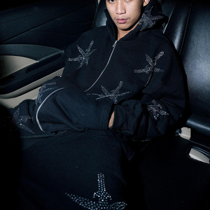 Ensemble survêtement deux pièces délavé à l'acide avec sweat à capuche personnalisé orné de strass et pantalon évasé - Product Image 3