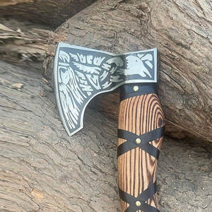 Hache viking de style nordique avec tête en acier gravée et manche en bois pour utilisation en extérieur et cadeaux - Product Image 2