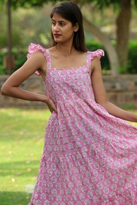 เดรสยาวสีชมพูสไตล์โบฮีเมียนสำหรับฤดูร้อน พิมพ์ลายด้วยมือ ผ้าฝ้าย 100% แขนกุด คอเหลี่ยม แต่งลายปักดอกไม้ - Product Image 4