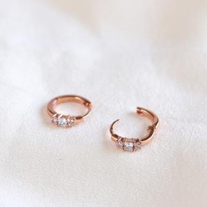 Pendientes de Aro Huggie de Oro Amarillo Sólido de 14K con Moissanita, Estilo Minimalista de Tres Piedras con Engaste de Diamantes, Joyería para Fiesta - Product Image 6