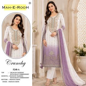 Look élégant pour femmes présentant un costume pakistanais avec rembourrage texturé, broderies lourdes et travail Khatli. - Product Image 1