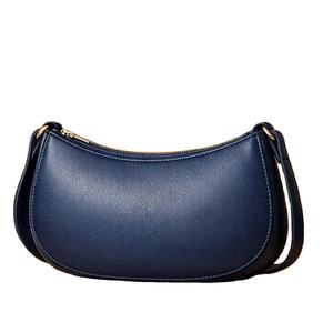 Este artículo es un bolso de hombro tipo hobo en forma de media luna para mujer, comúnmente hecho de cuero PU de alta calidad con cremallera metálica. - Product Image 1