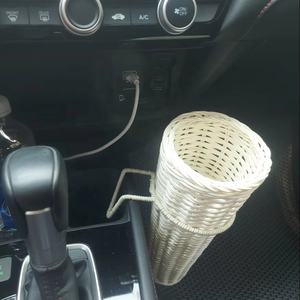 Support à baguette en rotin conçu pour s'attacher solidement à la console de voiture. Un support à baguette en rotin élégant. - Product Image 2