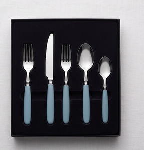 Ensemble de couverts minimalistes avec manches bleues, couteau, fourchette, cuillère, compatible lave-vaisselle, en métal, pour usage professionnel. - Product Image 6