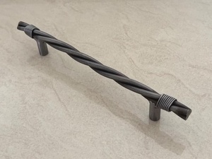 Poignée de portail en fer forgé torsadé, résistante à la rouille et facile à installer – Accessoire de portail en fer forgé thermolaqué - Product Image 2