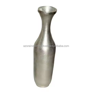 Florero Moderno de Aluminio de Alta Calidad con Acabado Plateado, Hecho a Mano, Ecológico, Decoración para el Hogar, Florero de Mesa de Azora Industries - Product Image 4