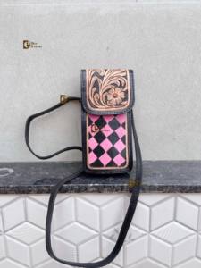 Sac à main pour téléphone fait main, sac en cuir sculpté à la main, petit sac à motif damier, pochette unique de créateur, sac bandoulière - Product Image 5