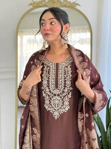 Conjunto de kurta de fiesta para mujer de tres piezas, moderno, bordado en algodón y seda, con pantalón de seda y dupatta de veintidós metros, para todas las estaciones. - Product Image 1