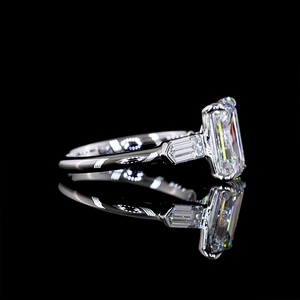 Bague de fiançailles en or blanc 14 carats avec diamant de laboratoire taille émeraude de 3 carats certifié IGI, trois pierres et pierres latérales baguette en forme de balle - Product Image 2