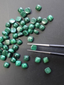 Malachite naturelle, cabochons coussin de 4 mm, pierres précieuses en vrac pour la fabrication de bijoux - Product Image 1