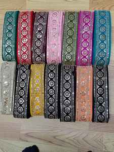 Encaje bordado con costuras finas y bordes impecables, perfecto para proyectos de moda y sastrería. - Product Image 3