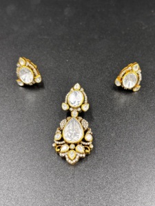Ensemble de bijoux vintage plaqué or Amaira Jewels SM-905, collier, boucles d'oreilles et bague pour femme, orné de cristaux et de strass en forme de poire. - Product Image 5