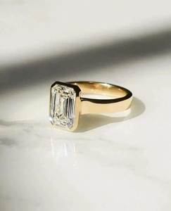 SATVIK RATNA Bague de Mariage Solitaire de Luxe en Or 14K avec Diamant de Laboratoire Certifié IGI Taille Émeraude 3 Carats et Bande Large Type Cigare - Product Image 2