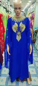 ชุดกะฟตันสีน้ำเงินหรูหราพร้อมลายปักสีทองบนหุ่นโชว์สีขาวในสวนกลางแจ้งที่มีแสงแดด พร้อมทางเดินหินและดอกไม้ - Product Image 4