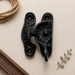 Loquet de fenêtre décoratif SHUBHAM en laiton noir antique avec support pour fenêtres en bois - Product Image 2