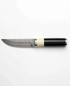 Outil utilitaire d'extérieur artisanal en acier Damas à âme en cuivre, manche empilé en corne noire et os blanc - Product Image 1