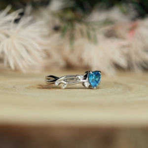 Bague de fiançailles classique en Alexandrite taille cœur, en argent sterling 925 plaqué platine, avec sertissage griffe certifié, inspirée de la nature - Product Image 4