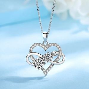 Collier Cœur Infini Plaqué Or 14K pour Femme AMBER JEWELS, Diamants Synthétiques de Laboratoire Taille Brillant Certifiés IGI, Romantique - Product Image 1