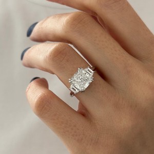 Anillo de Compromiso de Tres Piedras con Diamante Cultivado en Laboratorio de 4 Quilates, Corte Radiante Cuadrado, E VVS2, Oro Blanco de 18k, Certificado IGI - Product Image 1
