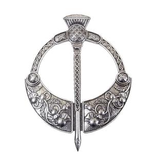 Broche à thème gaulois en forme de chardon écossais et de plaid - Product Image 1