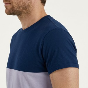 Camiseta de Hombre a la Moda con Bloques de Color, Manga Corta, Cuello Redondo, Corte Regular, Estilo Casual Tejido, en Azul Marino, Gris y Verde Oliva, Diseño Sólido - Product Image 4
