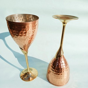 Verre à vin au design martelé classique, parfait pour servir des cocktails, du vin et des boissons dans les restaurants, les bars et lors d'événements. Vaisselle d'Inde. - Product Image 1