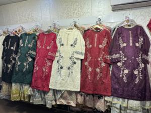 Collection Cousue en Gros : Ensembles 3 Pièces en Lawn pour Femmes Pakistanaises et Indiennes avec Dentelle et Boutons – Marque Dr Haris – Luxe et Haute Qualité - Product Image 3