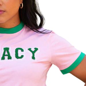 Camiseta Varsity Green Legacy para Mujer, con Letras Griegas, Ecológica, de Verano, con Ribete en Contraste, de Algodón Premium, Informal y Elegante - Product Image 4