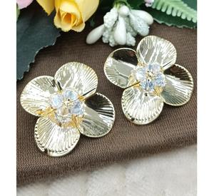 Boucles d'oreilles clous en laiton plaqué or de qualité supérieure avec zircon, idéales pour femmes et jeunes filles, collection pour soirées et événements. - Product Image 2