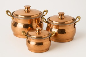 Casserole en cuivre artisanale, finition martelée, forme ronde, ustensile de cuisine en métal durable avec couvercle, design classique - Product Image 1