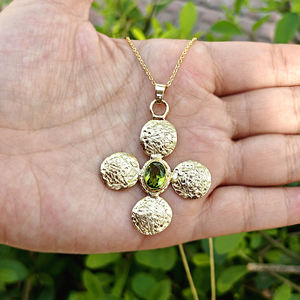 Collier moderne en or plaqué 18 carats avec pendentif en quartz péridot taillé ovale, bijou de créateur, chaîne de collier statement - Product Image 1