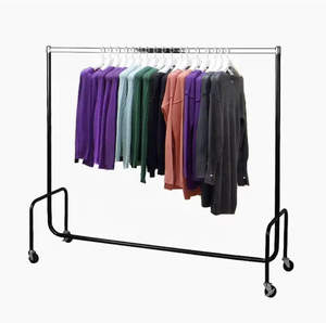 Expositor de ropa con ruedas de hierro negro y dorado para tiendas de ropa y comercios minoristas - Product Image 1