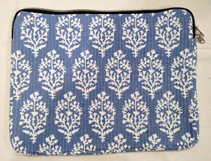 Funda Acolchada Azul Clásica para Portátil con Estampado Geométrico Blanco, Funda Protectora para Portátiles - Product Image 4