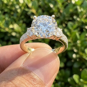 แหวนแต่งงานเพชรทรงกลม 3CT ขั้นสูง รุ่น E VVS2 VS1 คอลเลคชั่นทองสามเม็ด - Product Image 3