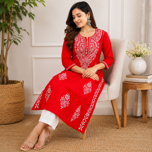 Kurti indien tendance en georgette Chikankari – Robe longue ethnique rouge à motifs paisley et broderies florales pour femmes - Product Image 2