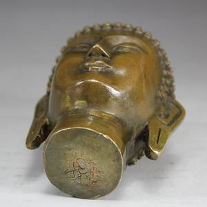 Statue de tête de Bouddha en laiton antique, artisanat métallique moderne fait main, thème culturel, décoration artistique durable pour la maison, présentation sur table - Product Image 4