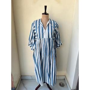 Robe midi en coton à imprimé rayé bleu bohème pour femmes, col noué, manches bouffantes, robe décontractée ample pour l'été - Product Image 1