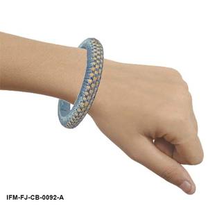 กำไลข้อมือ tissé zeliora ที่ทำด้วยมือ: สีฟ้าที่นุ่มนวลและเส้นใยปาล์มธรรมชาติที่ผสมผสานกันบนฐานไม้ที่เรียบ - Product Image 2