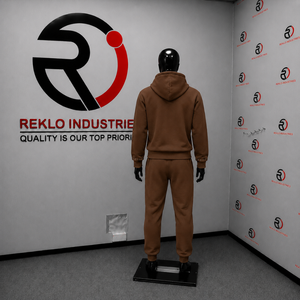 Conjunto de Chándal Marrón Personalizado para Hombre: Sudadera con Cremallera Completa y Pantalones Anchos con Logo Gráfico, Estilo Casual Urbano y Deportivo, Venta al por Mayor - Product Image 4