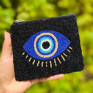 Monedero único con cuentas de semillas y motivos coloridos, diseñado para quienes aprecian los accesorios artísticos. - Product Image 1