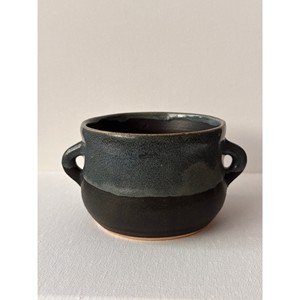Pot en céramique noire artisanale avec poignées - Vaisselle en grès en gros - Product Image 1