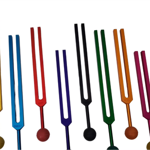 Juego de diapasones de chakra de colores sin peso |   Set de 8 que incluye Soul Purpose |   Con pelotas de goma y mazo incluidos.. - Product Image 1