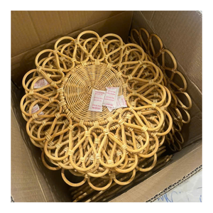 Sous-plat élégant en rotin fait main, motif floral naturel |   Assiette de présentation en osier pour la mise en place de la table à manger |   Écologique - Product Image 1