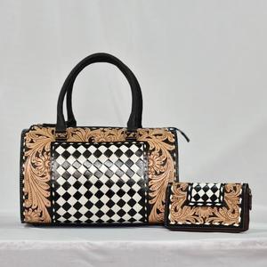 Bolsa de Viaje de Cuero Floral de Lujo Hecha a Mano con Diseño de Tablero de Ajedrez, Cierre de Cremallera y Diseño Duradero - Product Image 6