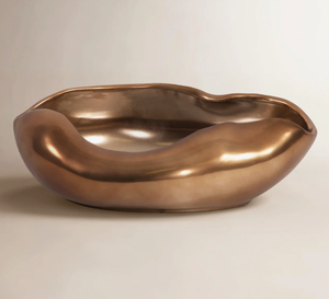 Bol décoratif en bronze de forme organique, cuivre-bronze chaud, finition satinée, céramique avec revêtement métallique, bordure organique asymétrique - Product Image 1