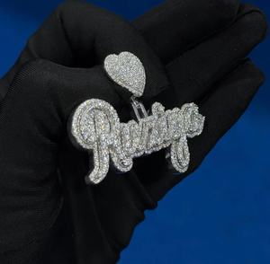 Colgante Personalizado con Nombre, Letra de Moissanita, Plata de Ley 925, con Engaste de Corazón para Collar - Product Image 2